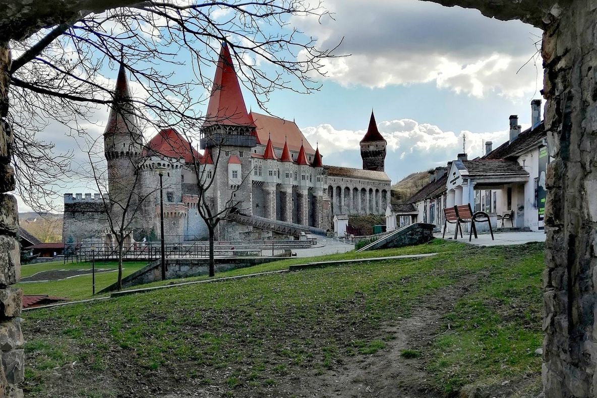 Castelul Corvinilor și „Zoo” Hunedoara, deschise de Paște. Programul de vizitare