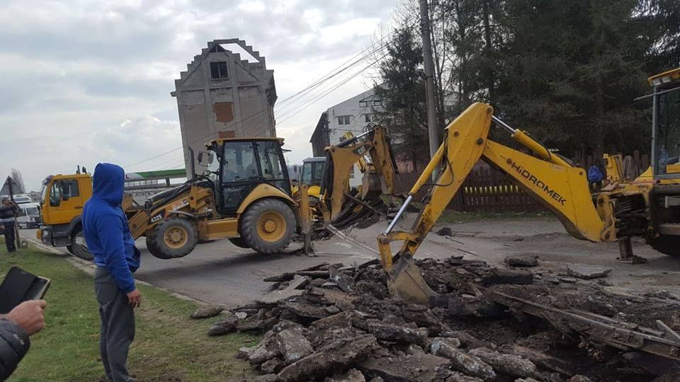 FOTO: A fost nevoie de 25 de ani pentru dezafectarea unei căi ferate nefolosite