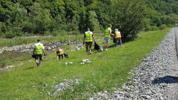 Voluntarii curăță zonele verzi ale Petrilei