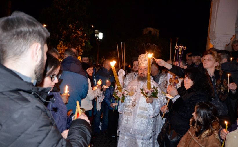 Hristos a Înviat! Sute de credincioşi au mers să ia Lumină Sfântă de la bisericile din Deva