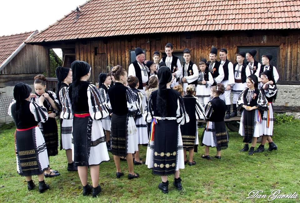 Momârlanii din Câmpu lui Neag se adună la o petrecere câmpenească