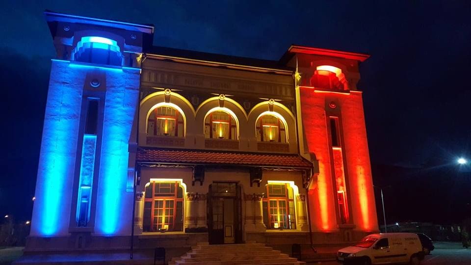 FOTO: Palatul Cultural Lupeni, îmbrăcat în lumini arhitecturale