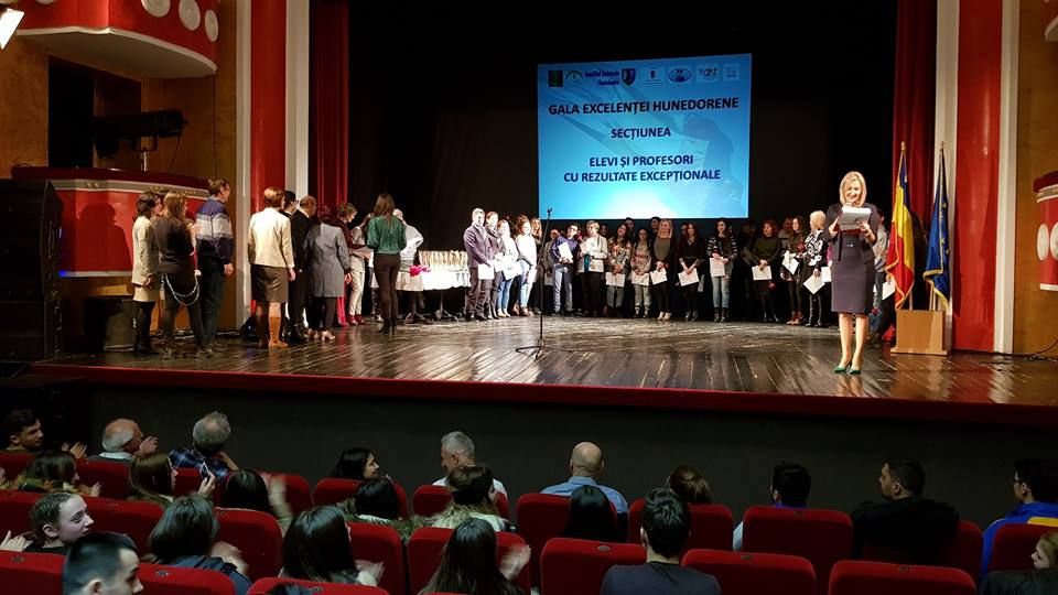 „Gala Excelenței Hunedorene”| Peste 200 de elevi și sportivi vor fi premiați