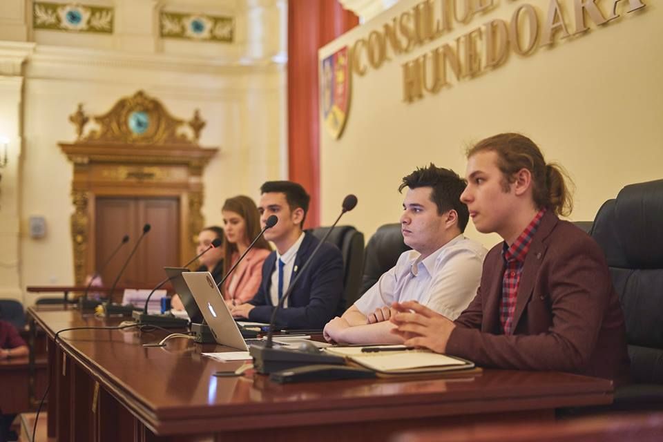 Elevii hunedoreni cer respectarea legii. Ei solicită reducerea tarifului pentru transportul în comun