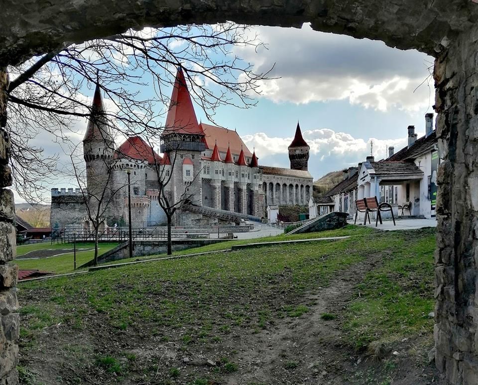 Castelul Corvinilor poate fi vizitat după programul de vară