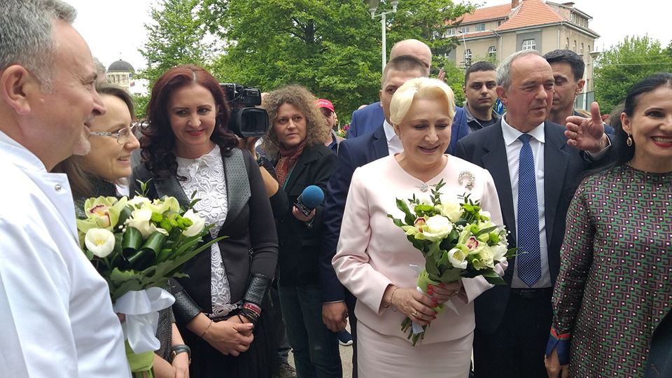 Viorica Dăncilă a venit în judeţul Hunedoara. Tânăr amendat pentru că ar fi huiduit premierul