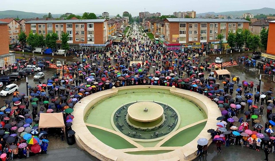 Pe o ploaie mocănească, pietonala de la Hunedoara a fost inaugurată în prezența a numeroși localnici