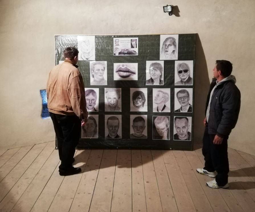 Cetatea Devei găzduiește o expoziție de artă grafică