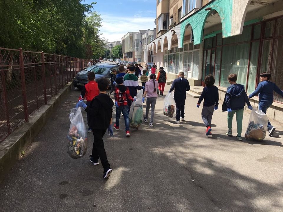 Start în campania „Deva curată”. Zeci de saci de gunoaie, adunați în prima zi