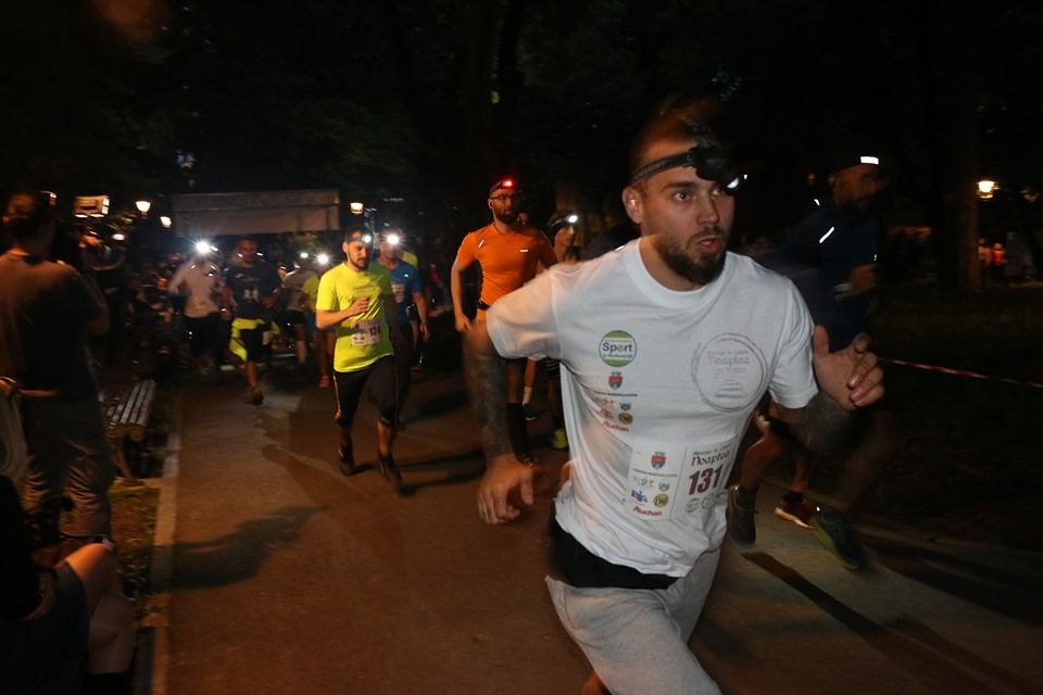 FOTO| Peste o sută de deveni au alergat, pe timp de noapte, printre zidurile Cetății, în frunte cu primarul