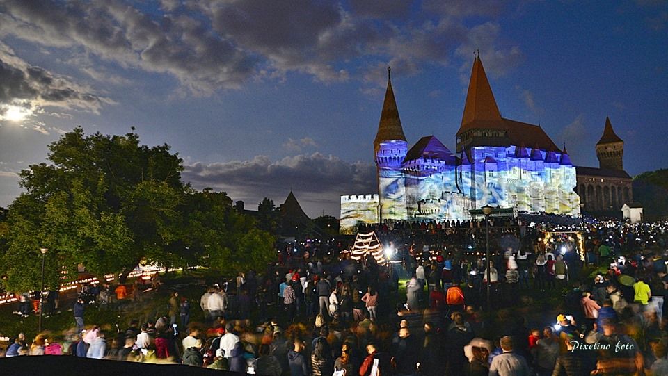 FOTO| Seară magică la Castelul Corvinilor. Proiecții spectaculoase, pe zidurile edificiului medieval, sub privirile a mii de oameni
