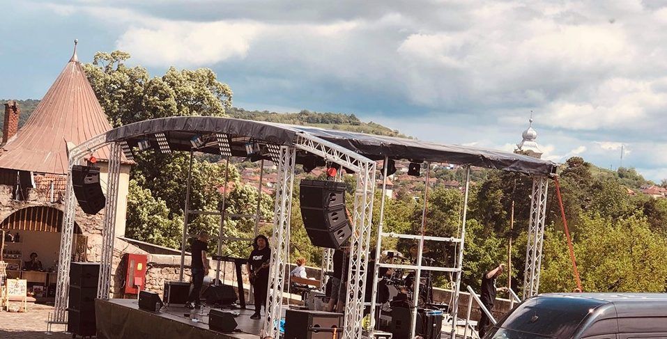 VIDEO| Un concert live, susținut de „Compact”, a tras cortina peste „Târgul European al Castelelor”