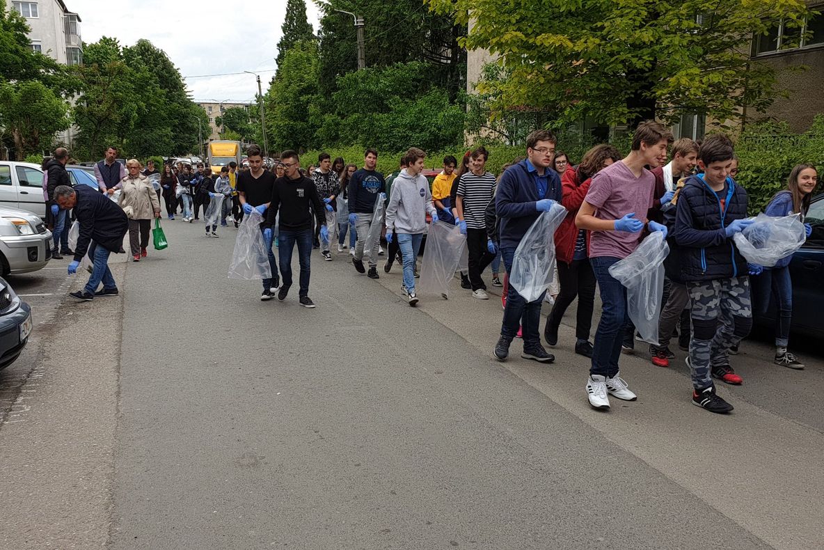 Campania “Deva curată” continuă în oraș. Zeci de elevi și profesori s-au alăturat acțiunii