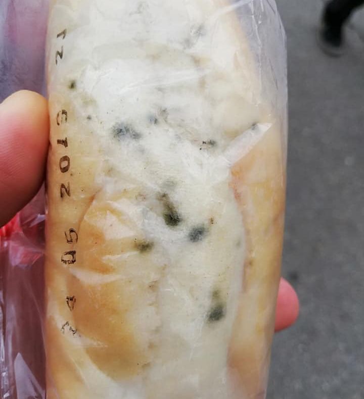 FOTO| Revoltător. Cornuri cu mucegai şi mere stricate, oferite elevilor la o şcoală din Hunedoara