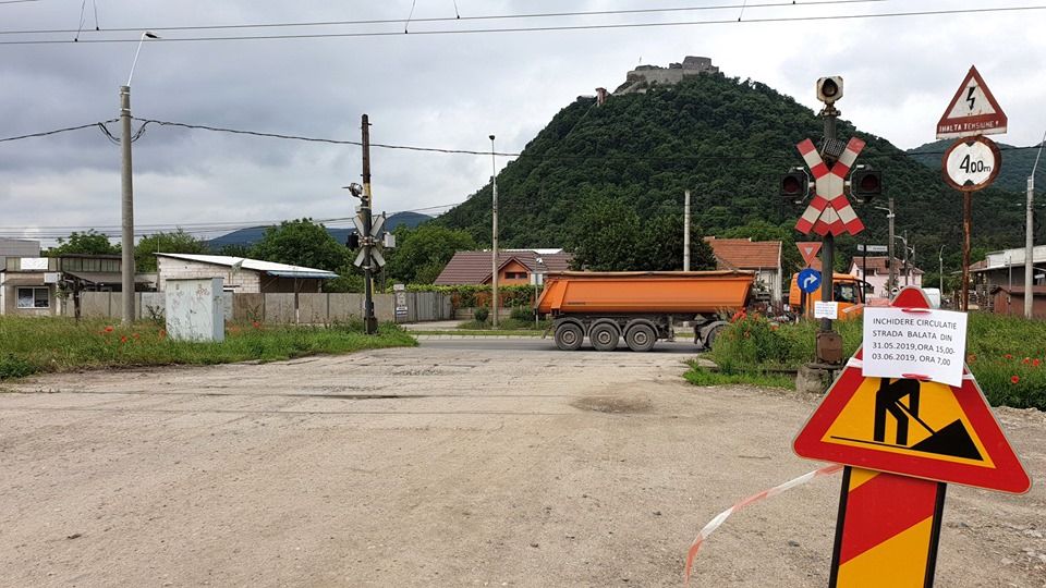 Se închide iar traficul rutier la trecerea la nivel cu calea ferată de pe strada Bălata din Deva