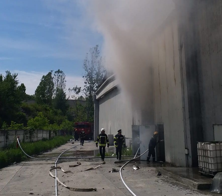 FOTO -VIDEO| Incendiu la un depozit de deșeuri de la Chișcădaga