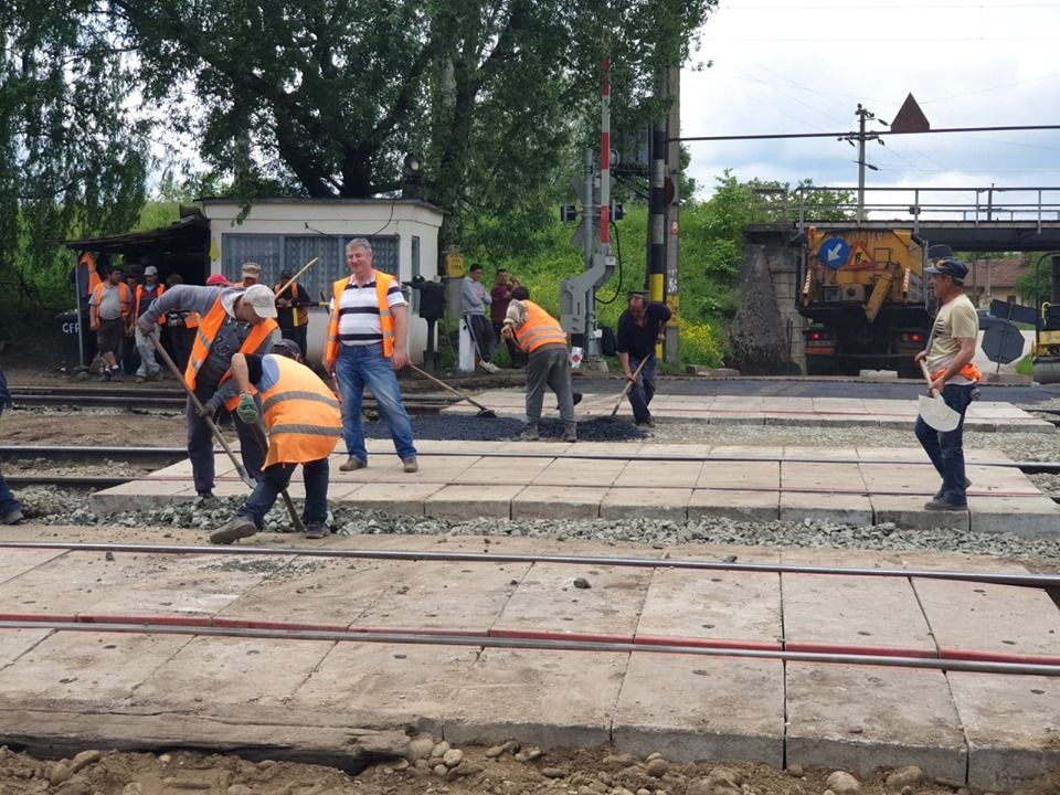 Se reia traficul rutier la trecerea la nivel cu calea ferată din Tâmpa