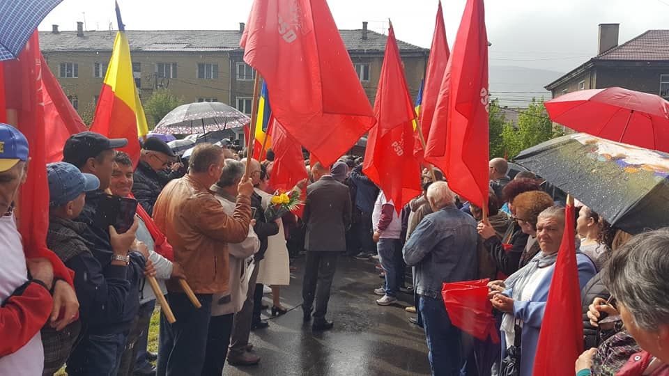 FOTO + VIDEO: "Uniți în cuget și-n simțiri". Sute de lupeneni încolonați au așteptat-o pe Viorica Dăncilă