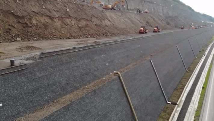 Lucrările avansează la „Dealul cu lilieci”. Noi imagini aeriene de pe lotul 4 al autostrăzii A1