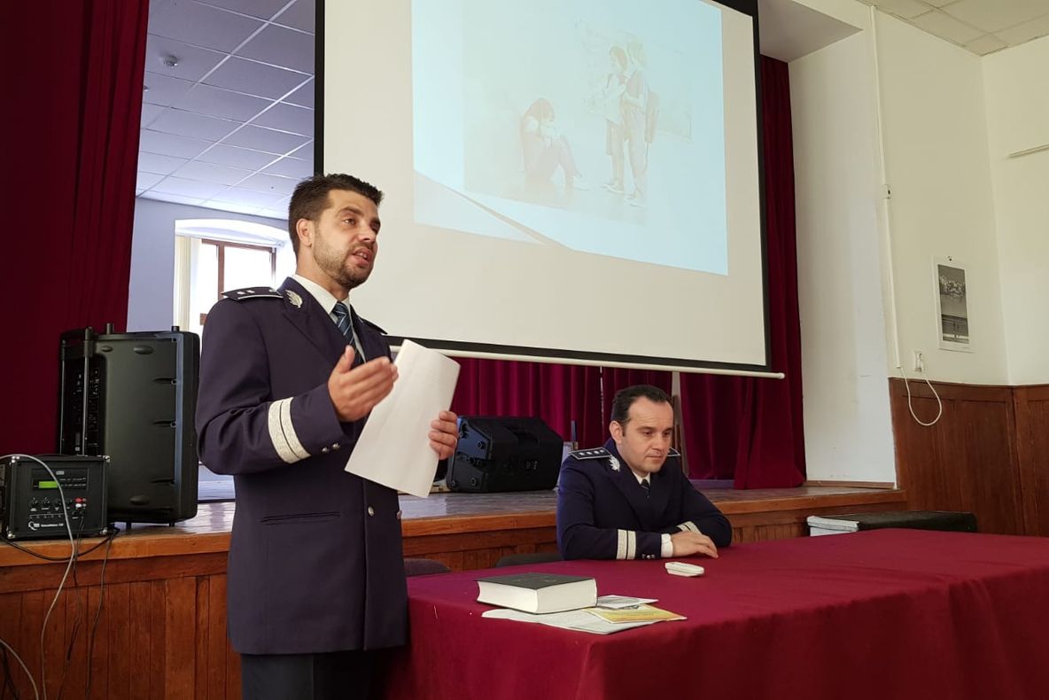 Polițiștii hunedoreni, în acțiune și în școli. Proiect de prevenire a delicvenței juvenile