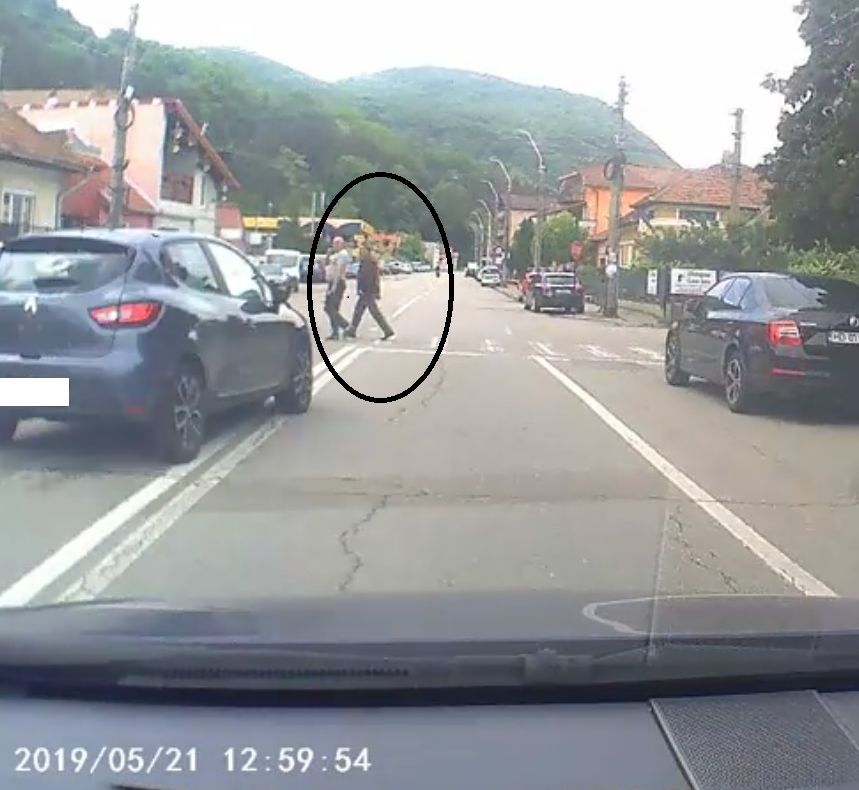Imagini incredibile la Deva. Șofer, filmat în timp ce a fost la un pas să provoace o tragedie