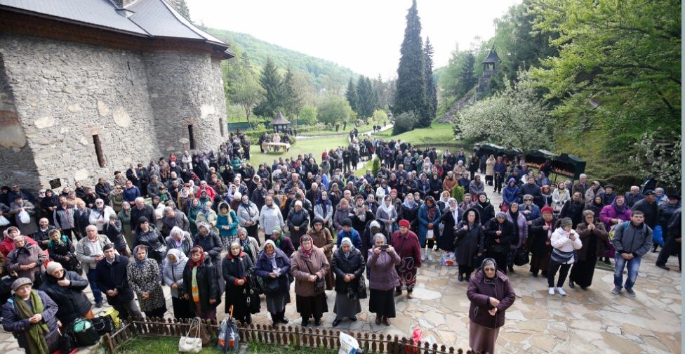 FOTO| Sute de pelerini la Prislop. Mănăstirea și-a sărbătorit hramul