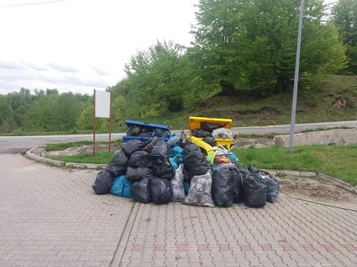 FOTO: Zecid de saci cu gunoaie adunați din Pasul Vâlcan