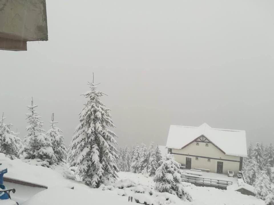 FOTO: Zăpada s-a reîntors în stațiunea montană Parâng