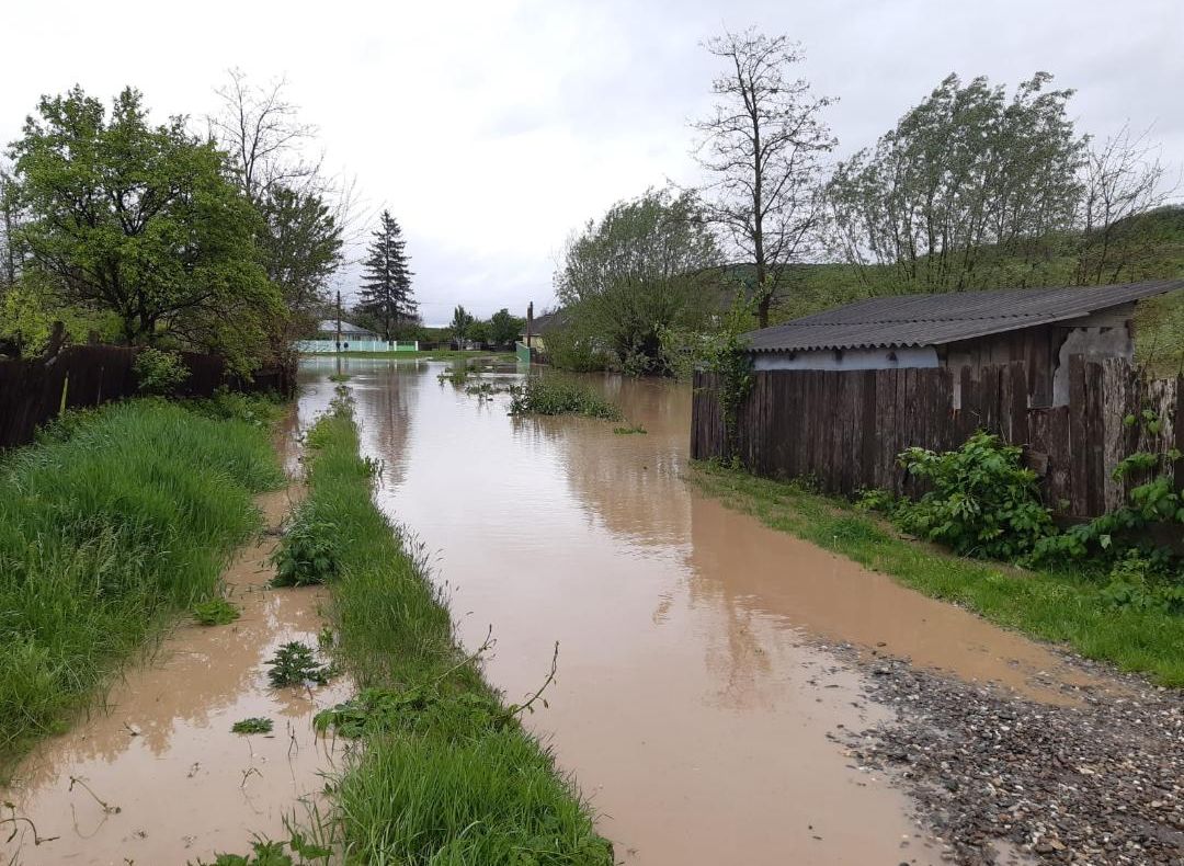 FOTO: Zeci de gospodării inundate la Lupeni și Vulcan. O persoană a decedat