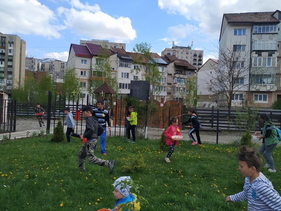 FOTO: Concurs de căutat ouă roșii