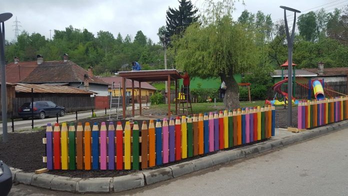 Parc cu creioane colorate pentru copiii din Lupeni