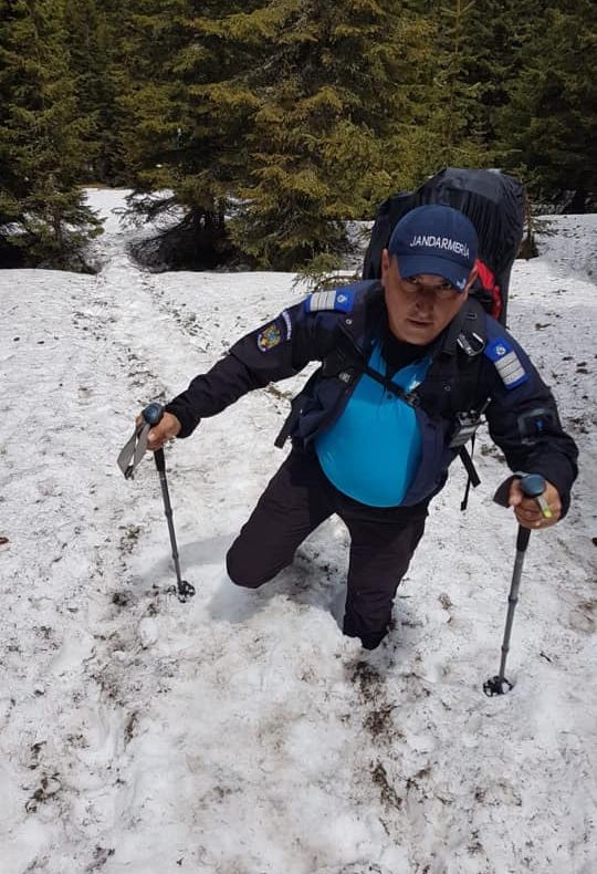VIDEO: Nouă ore au căutat jandarmii hunedoreni un turist rătăcit în munte