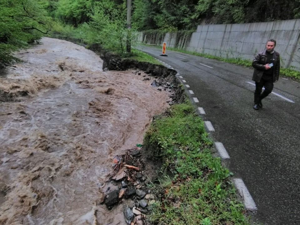 FOTO: Drumul spre Costești - Sarmisegetusa rupt, din nou, de ape