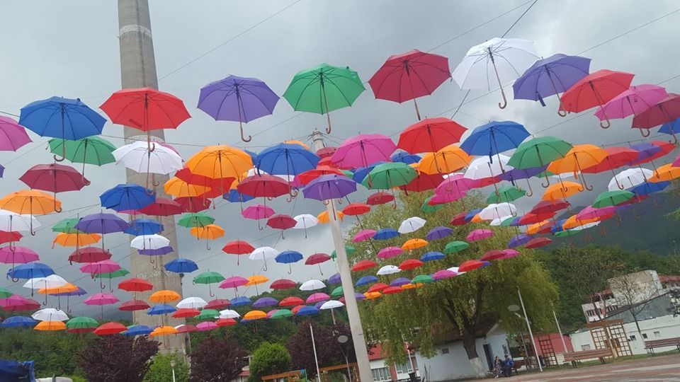 FOTO: Sute de umbrele colorate dau o notă veselă unui parc din Lupeni