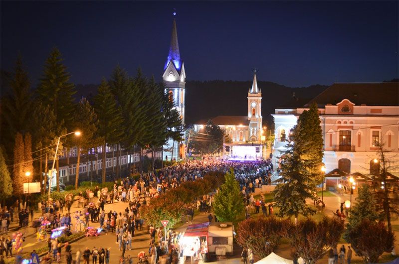 Artificii și joc de lasere la Zilele municipiului Petroșani