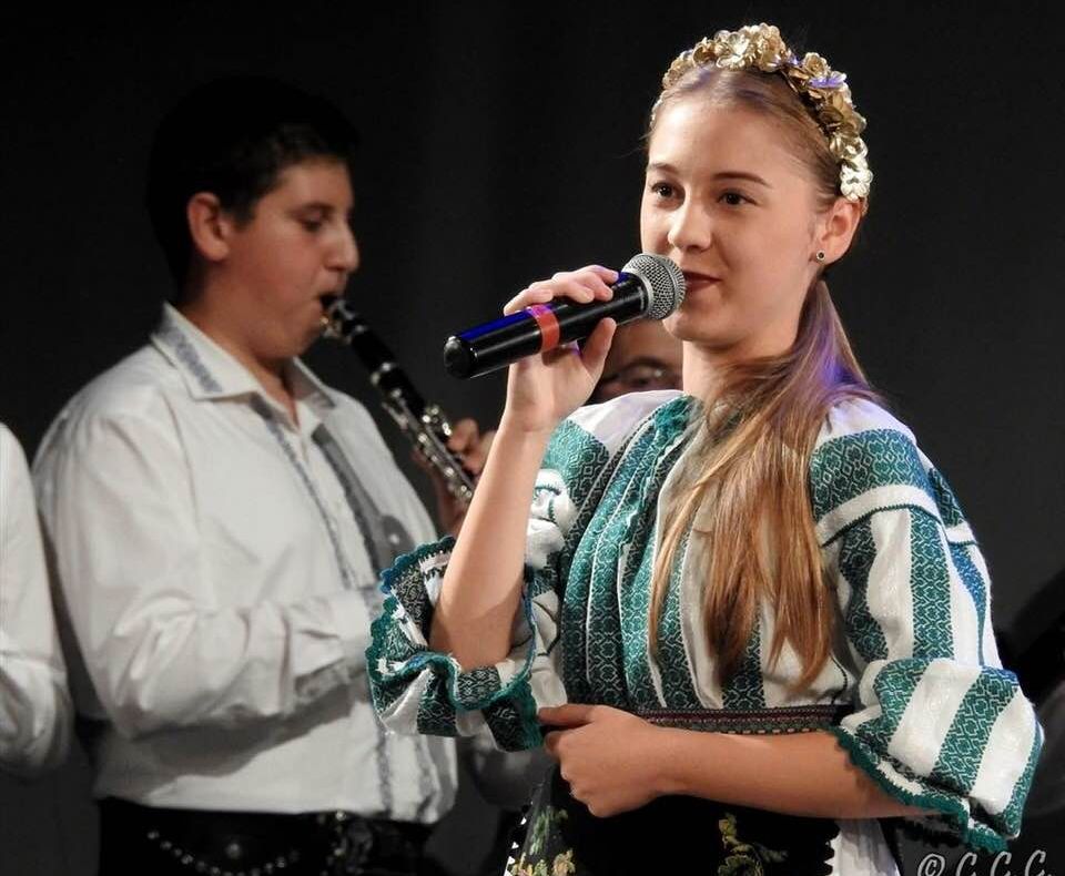 Concert caritabil pentru Alexandra. Tânăra cântăreață, din Deva, trebuie operată la coloană