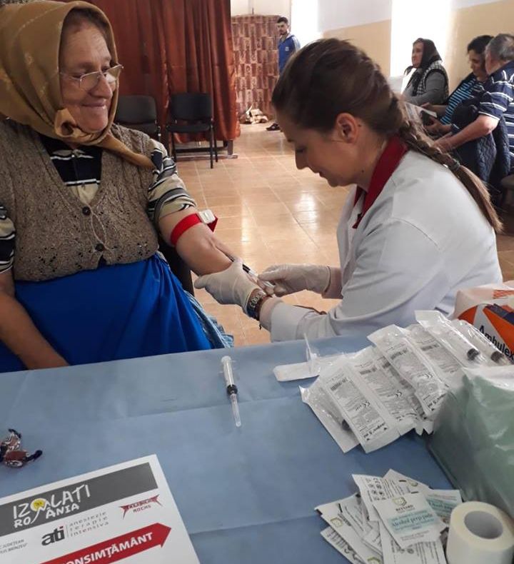 Caravană medicală la poalele Retezatului. Consultaţii gratuite pentru localnicii din Râu de Mori