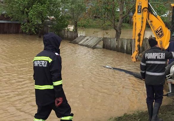 Curţi inundate, în mai multe localităţi din judeţ. Pompierii intervin în zonele afectate
