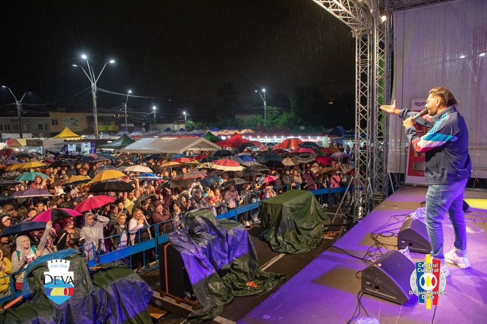 „Zilele Devei”. Connect-R, show în fața a sute de oameni, în ciuda vremii ploioase