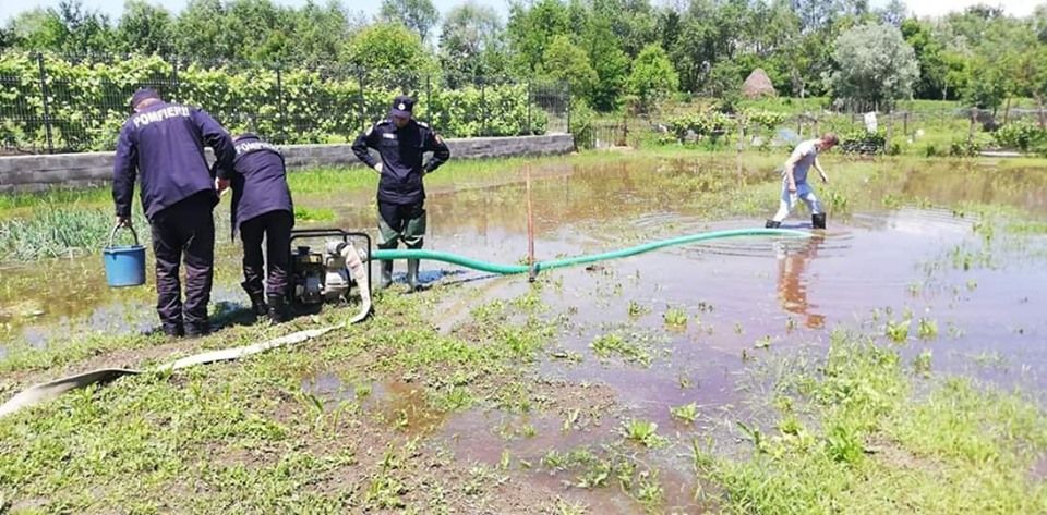 Pompierii hunedoreni continuă să scoată apa din gospodăriile inundate