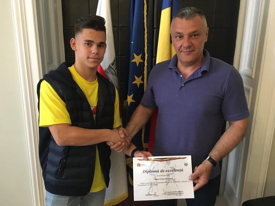 Sportivul Mihai Martinesc, dublu campion mondial la karate, premiat de municipalitatea din Deva