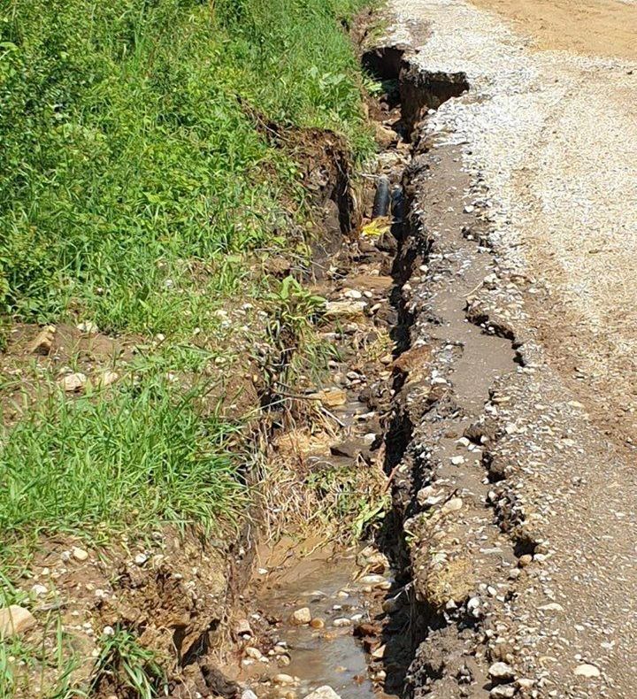 Reparații în regim de urgență pe un drum, din Deva, stricat de ploi