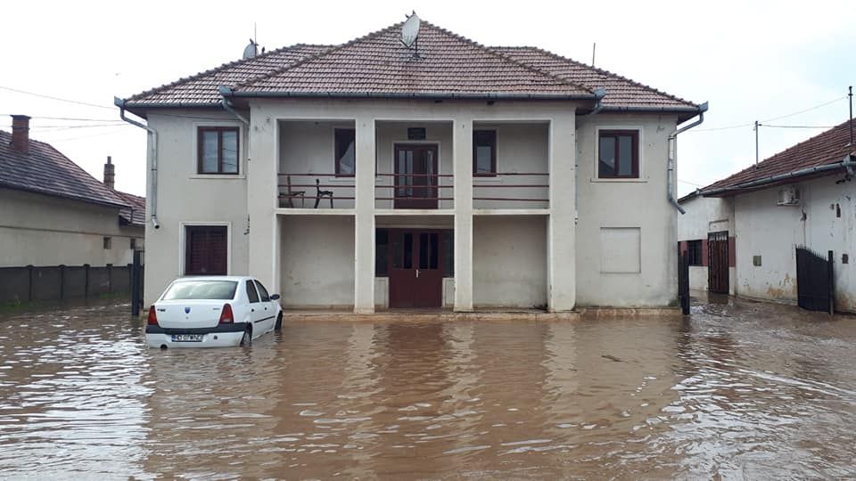 VIDEO| Noi inundaţii în judeţ. Apa a intrat în peste 100 de gospodării, iar torenţii au blocat un drum
