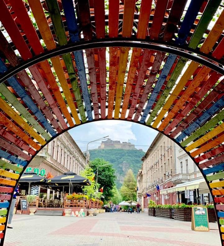 Tunel cu flori în centrul istoric al Devei