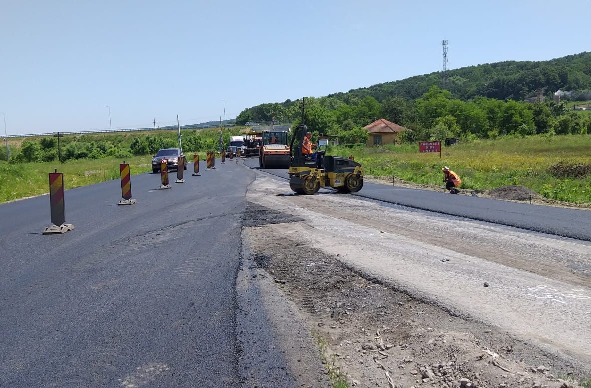 Trafic îngreunat pe DN 68A. Se asfaltează nodul rutier de la Dobra
