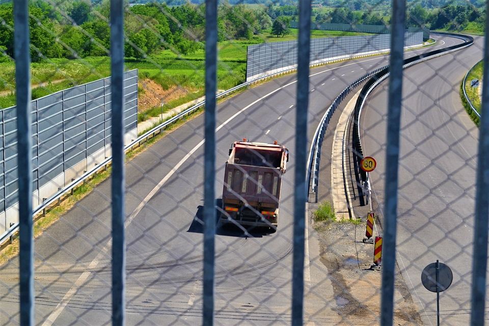 Reprezentanţilor Asociaţiei „Pro Infrastructură” li s-a interzis accesul pe A1 Lugoj – Deva. „Niște "domni" ticăloși cu alaiul lor...”