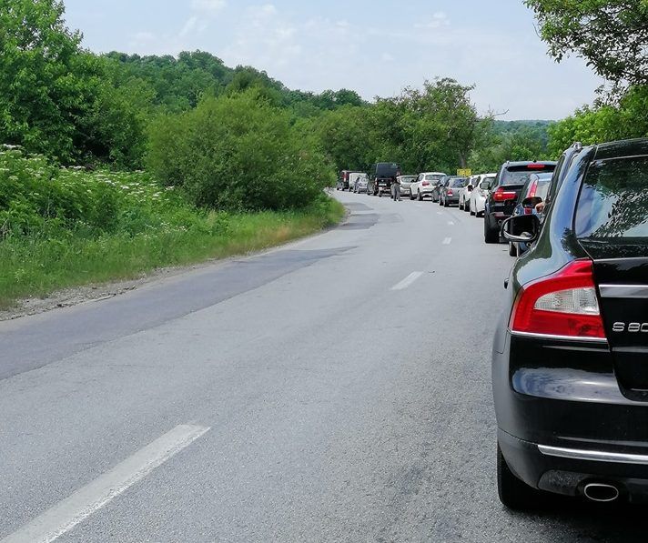 Trafic îngreunat la ieşirea din Dobra spre Deva. TIR răsturnat