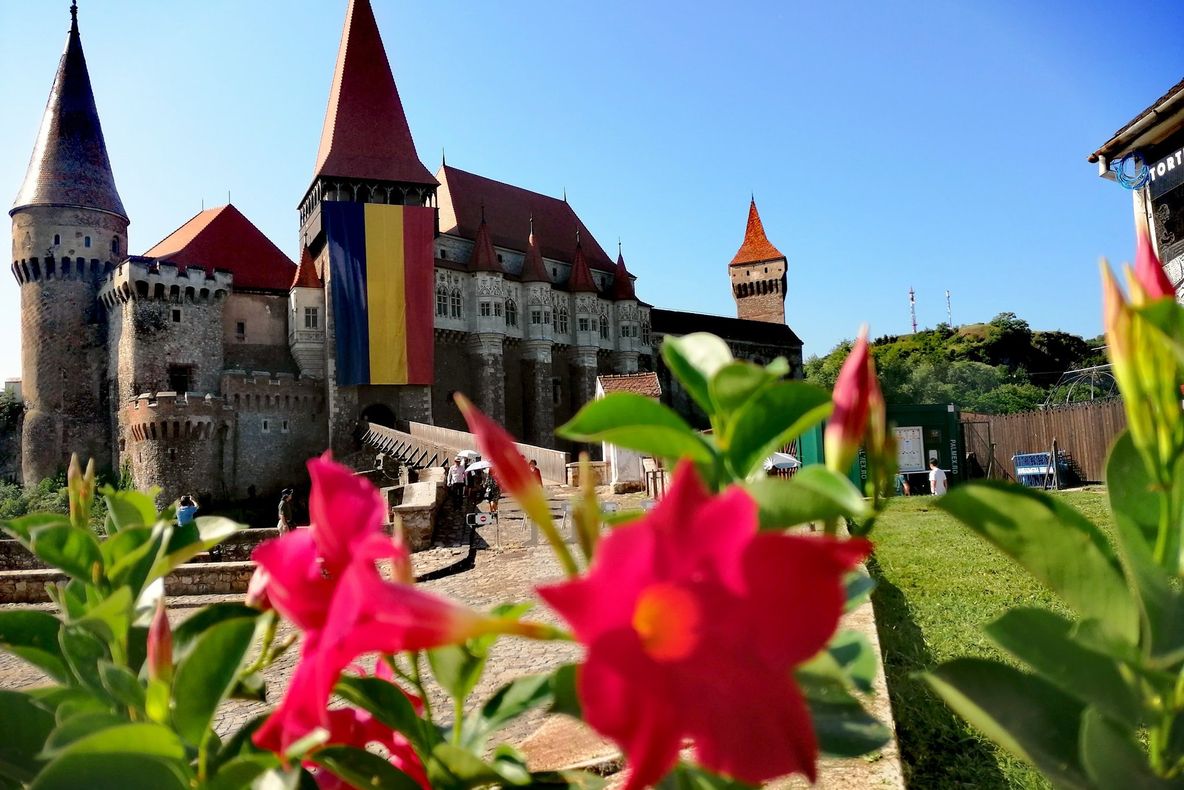 FOTO| Zidurile Castelului Corvinilor, acoperite cu un drapel uriaș