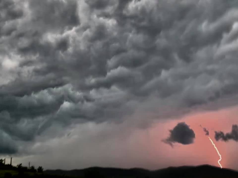 Furtună puternică. Nori negri s-au abătut asupra judeţului Hunedoara