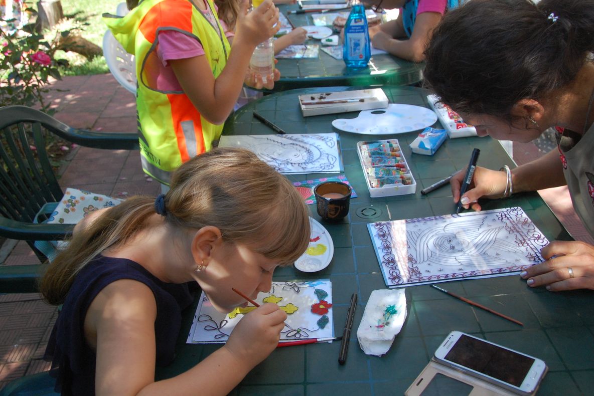 Iniţiere în meşteşugul artiştilor populari iconari, la muzeul din Brad